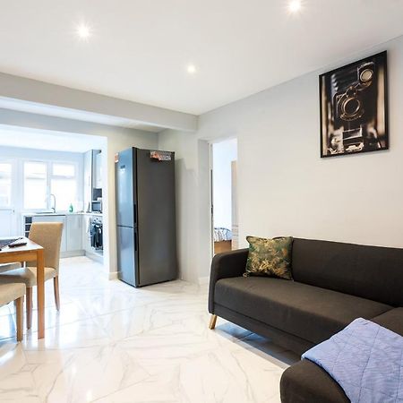 Amazing 3 Bedroom, 2 Bathroom, Ground Floor Flat With Garden, Near Train Station And Bus Stop Лондон Экстерьер фото