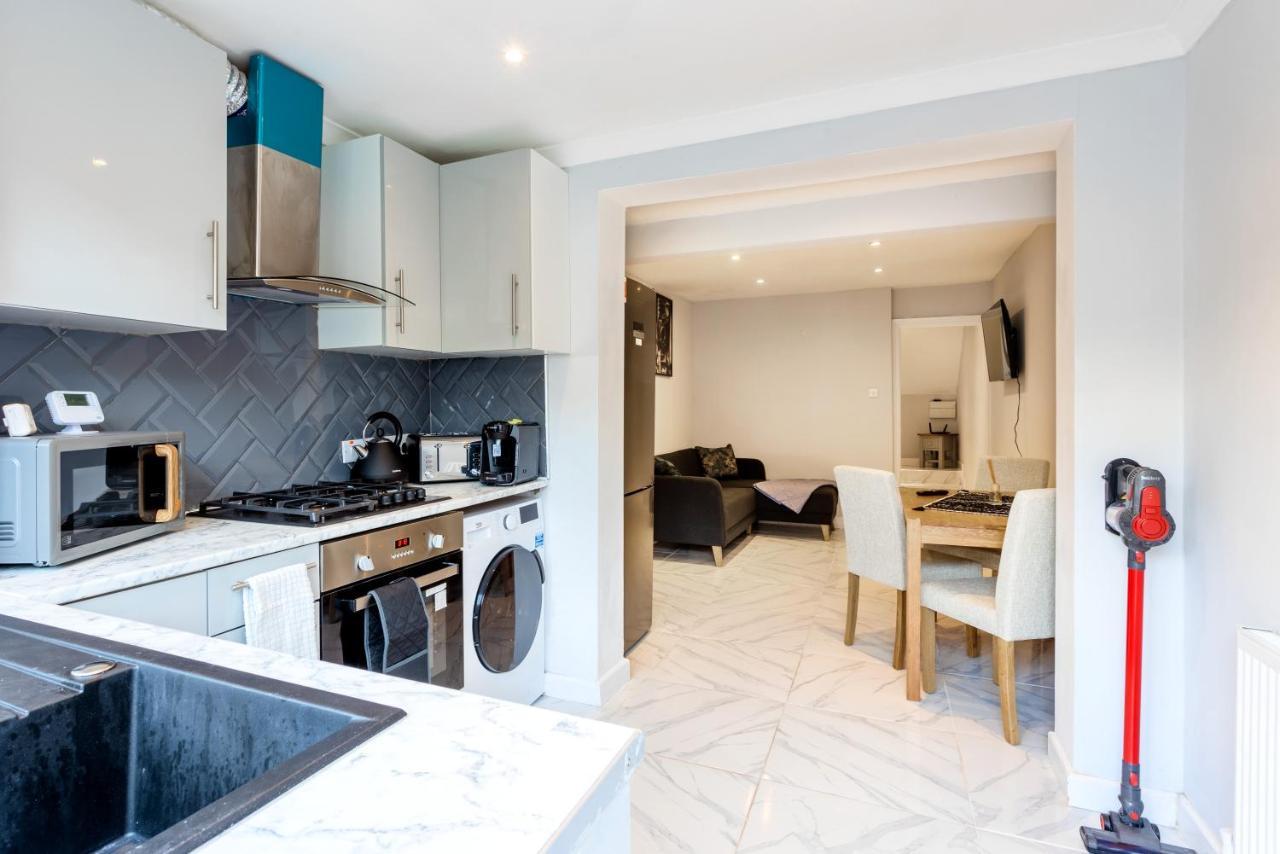 Amazing 3 Bedroom, 2 Bathroom, Ground Floor Flat With Garden, Near Train Station And Bus Stop Лондон Экстерьер фото