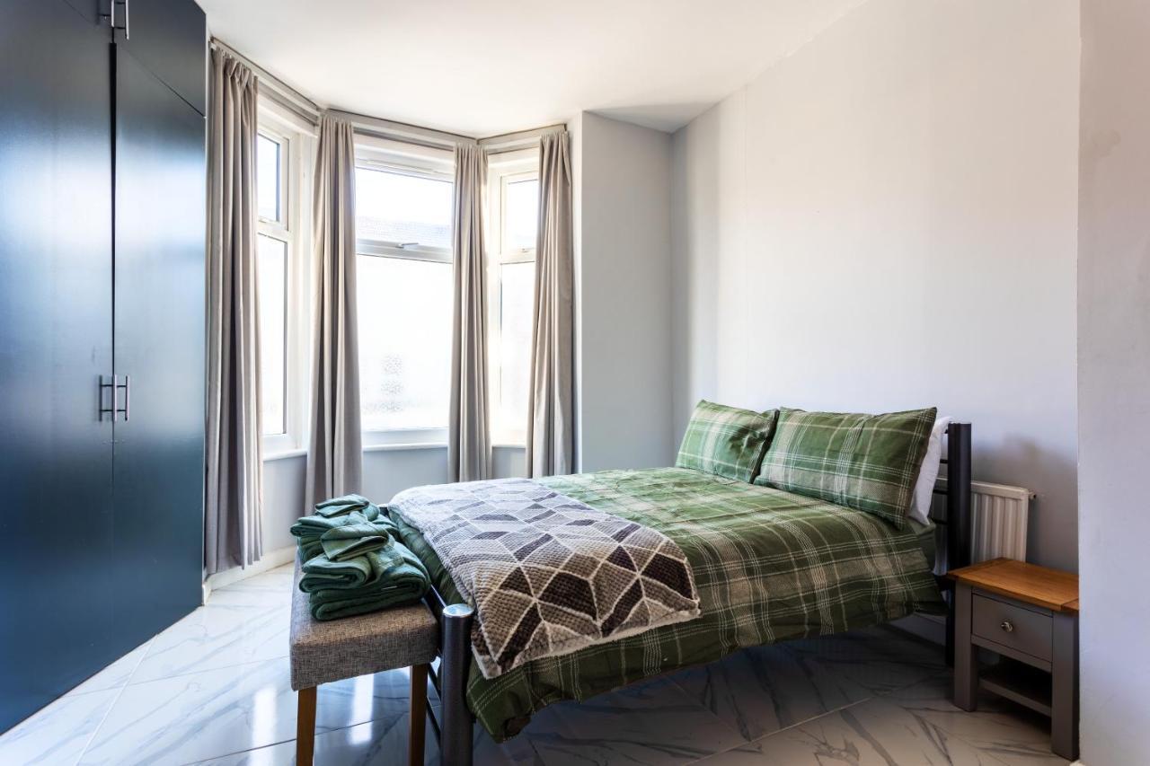 Amazing 3 Bedroom, 2 Bathroom, Ground Floor Flat With Garden, Near Train Station And Bus Stop Лондон Экстерьер фото