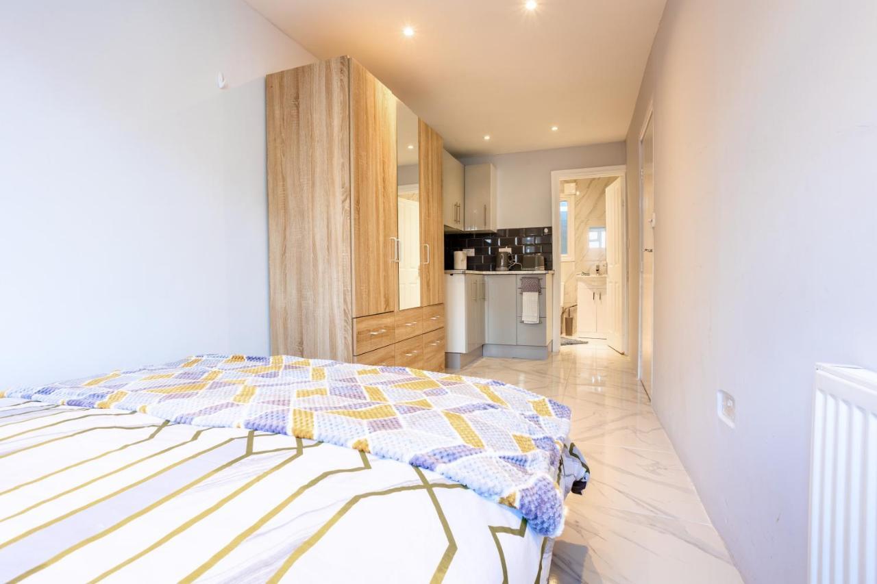 Amazing 3 Bedroom, 2 Bathroom, Ground Floor Flat With Garden, Near Train Station And Bus Stop Лондон Экстерьер фото