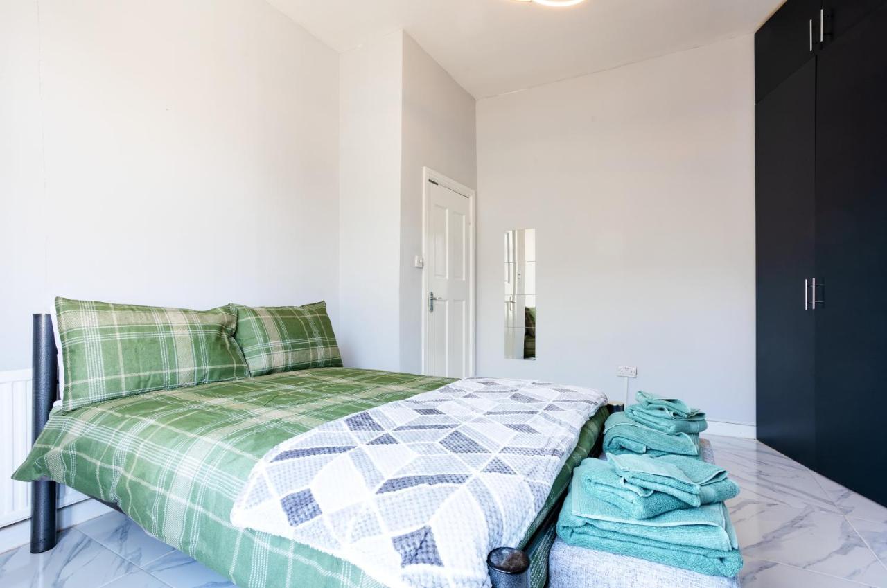 Amazing 3 Bedroom, 2 Bathroom, Ground Floor Flat With Garden, Near Train Station And Bus Stop Лондон Экстерьер фото