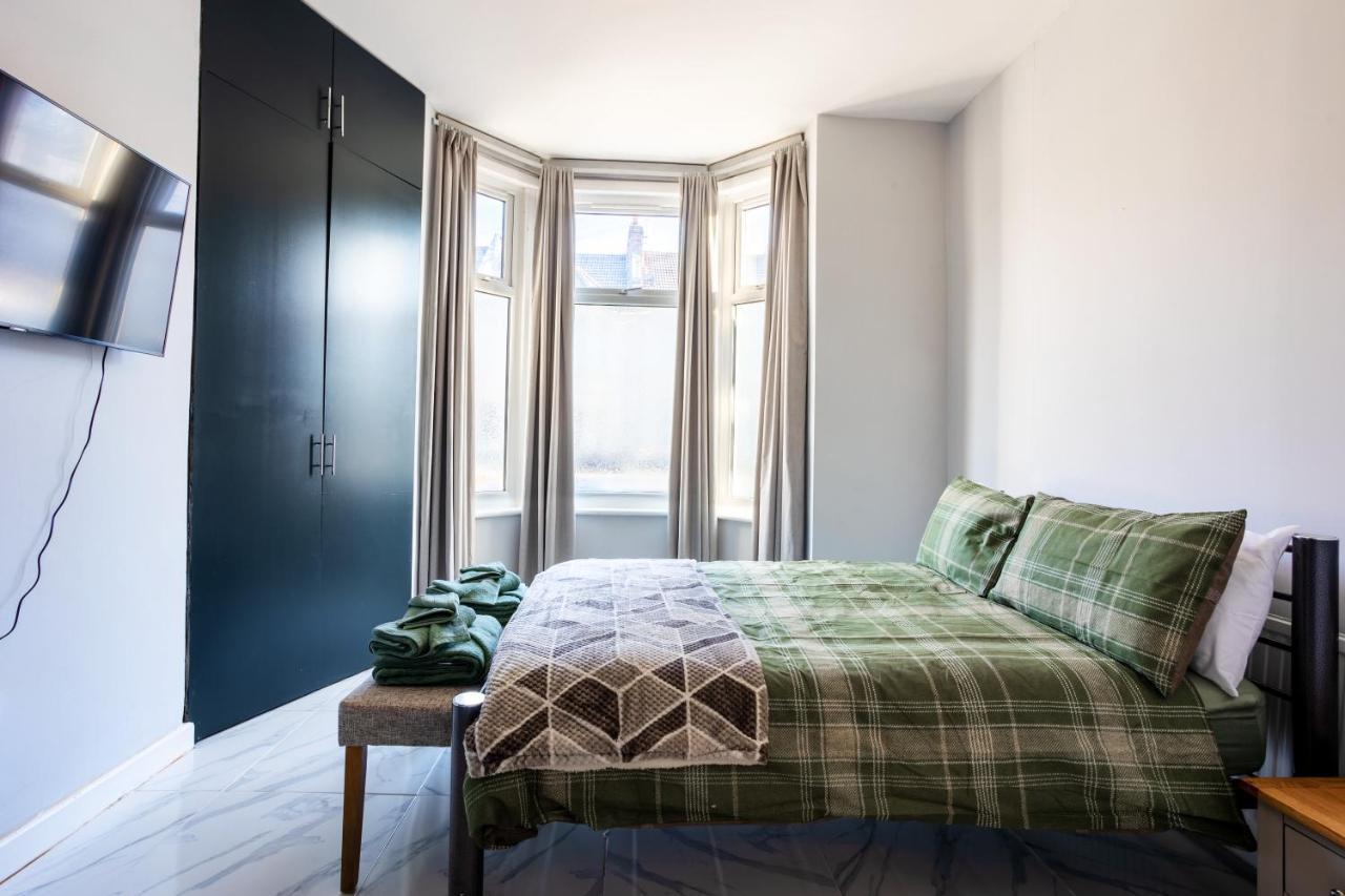 Amazing 3 Bedroom, 2 Bathroom, Ground Floor Flat With Garden, Near Train Station And Bus Stop Лондон Экстерьер фото