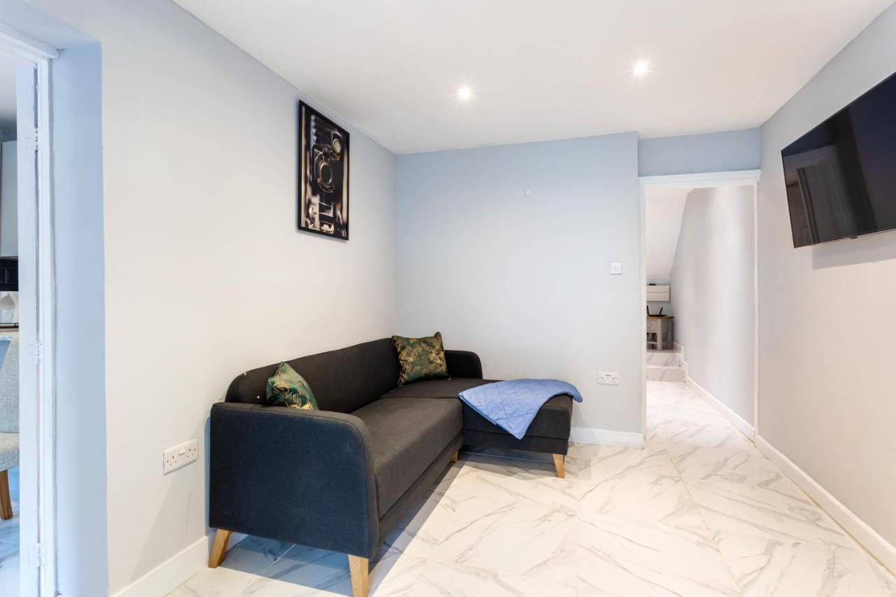 Amazing 3 Bedroom, 2 Bathroom, Ground Floor Flat With Garden, Near Train Station And Bus Stop Лондон Экстерьер фото