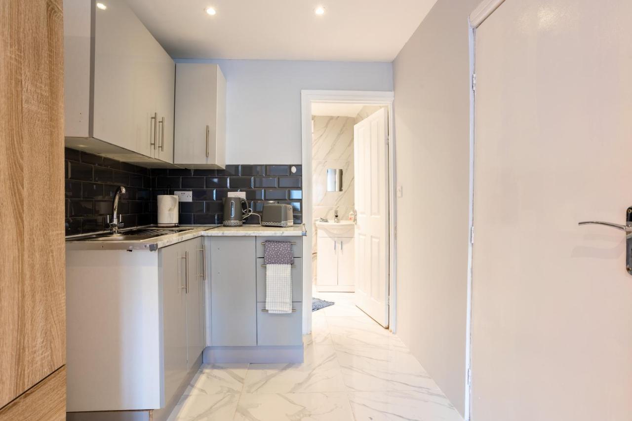 Amazing 3 Bedroom, 2 Bathroom, Ground Floor Flat With Garden, Near Train Station And Bus Stop Лондон Экстерьер фото